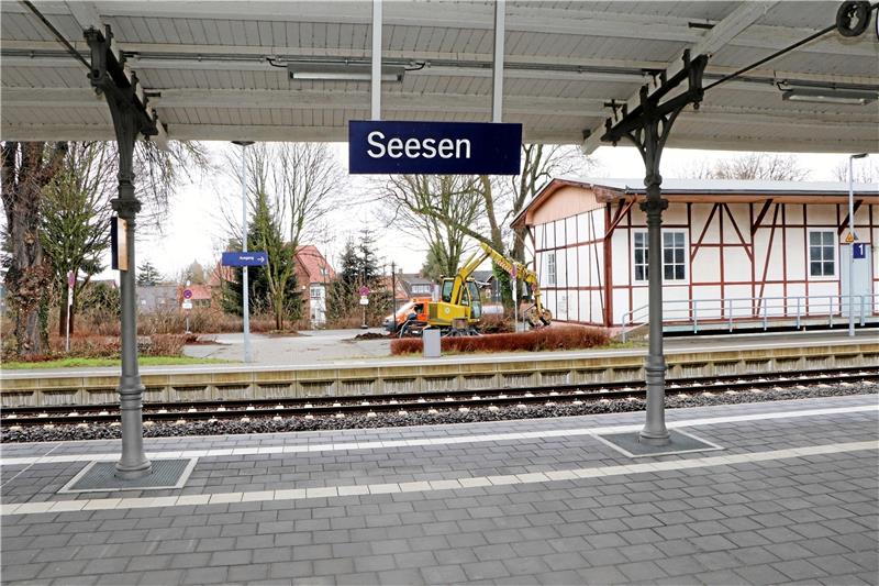Auftakt der Gehölzarbeiten bildet das Entfernen einer Hecke, in der sich ständig Müll verfing. Dabei kommt ein Bagger zum Einsatz. An ihre Stelle kommt eine Rasenfläche. Fotos: Gereke
