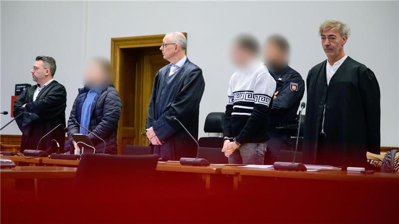 Auftakt im Prozess wegen versuchten Mordes. Die Angeklagten sollen Gegenstände von Brücken geworfen haben. 