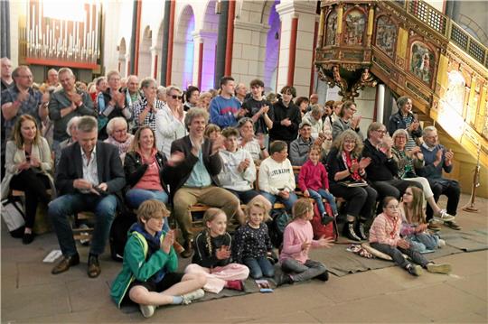 Auftakt in der Marktkirche: Die Zuschauer beim Konzert der Special little Big Band applaudierten begeistert. Rechts: Eva Debbeler und ihr Akkordeon beim Abschlusskonzert in St. Jakobi. Fotos: Hartmann/Zietz