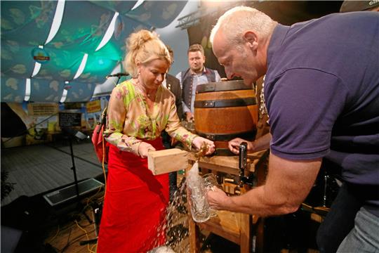 Auftakt nach Maß: Oberbürgermeisterin Urte Schwerdtner lässt das Bier spritzen.