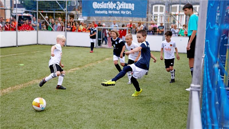 Die Mini-Kicker zeigen vollen Einsatz Auftakt zur GZ-Mini-EM auf dem Goslarer Marktplatz: Beim 6:5-Sieg der Schotten gegen Deutschland liefern sich beide Teams einen spannenden Schlagabtausch und geizen nicht mit Toren. Fotos: Epping