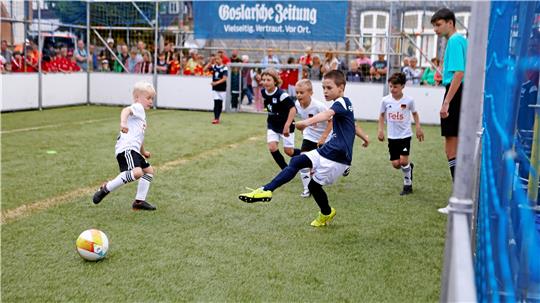 Auftakt zur GZ-Mini-EM auf dem Goslarer Marktplatz: Beim 6:5-Sieg der Schotten gegen Deutschland liefern sich beide Teams einen spannenden Schlagabtausch und geizen nicht mit Toren. Fotos: Epping