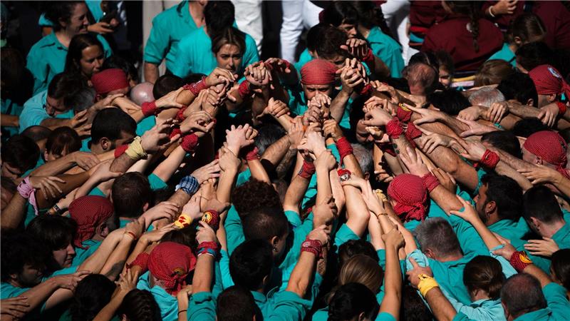 Auftritt der „colles de castellers“ (Menschenpyramiden-Gruppe) während des traditionellen Festes von La Merce in Barcelona.
