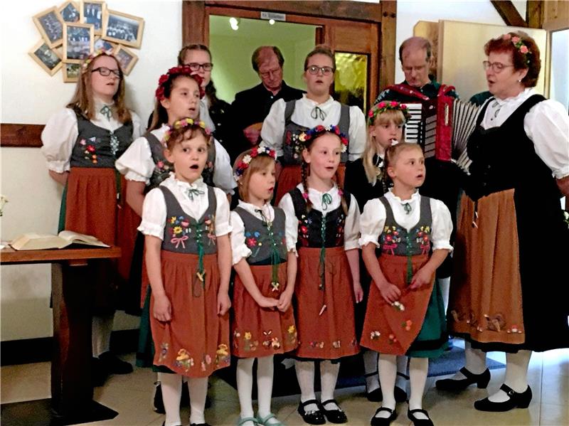 Der Vereinsnachwuchs hat ein Schweineglück Auftritt in schicken Trachten: Die Altenauer Bruchbergsänger sind die größte Kindergruppe im Heimatbund. Fotos: Privat/GZ-Archiv