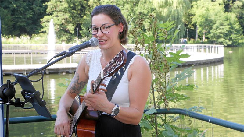 Mittsommerfeste im Nordharz: Tausende feiern zum Sommeranfang Auftritt mit Fontäne im Hintergrund: Die Singer-Songwriterin Janin Rabe gehört zu den Interpreten des Musikfestes an den Osterbergseen.