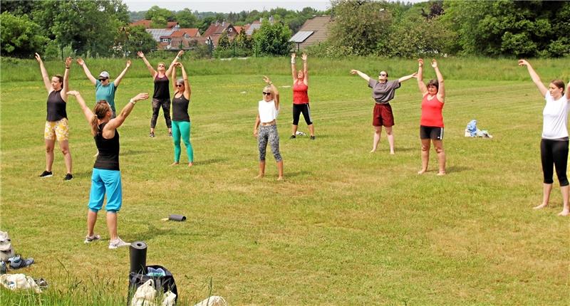 Aroha und Kangoo Jump sind die neuen Trends Aufwärmen für Aroha: Der Trend kommt aus Neuseeland und ist ein Ausdauertraining mit Musik. Fotos: Nachtweyh