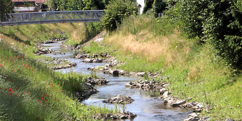 Aufweitung abgeschlossen: Die Nette schlängelt sich jetzt durch Rhüden und hat im Hochwasserfall mehr Platz. Eingesetzte Steine dienen der Strömungslenkung, Wasserbausteine als Sicherung und Sitzwarten für Wasservögel.