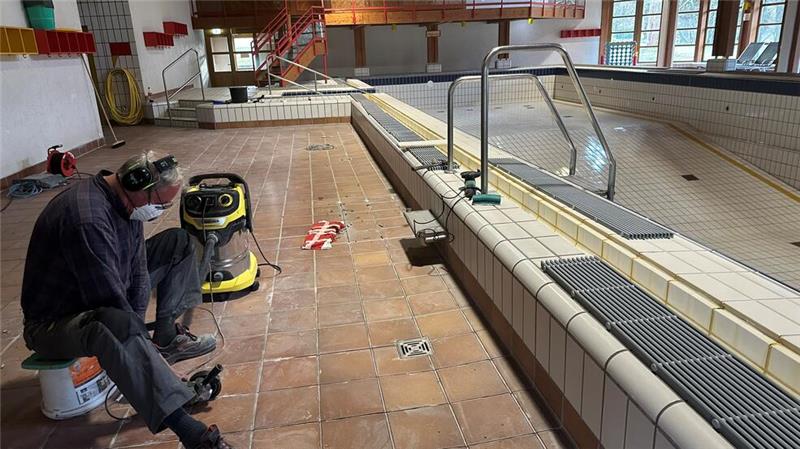 Hallenbad: Betreiber nutzt Schließzeit für Sanierungen Aufwendig müssen die Fugen zwischen den Fliesen im Hallen- und Freizeitbad derzeit aufgefrischt werden.