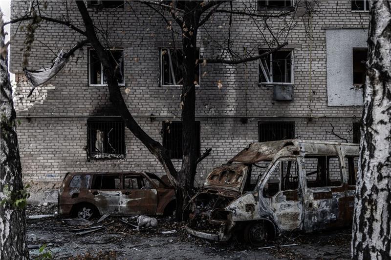Ukrainische Offensive kommt nur langsam voran Augebrannte Autos vor einem schwer beschädigtem Wohnblock in der Frontstadt Orichiw.