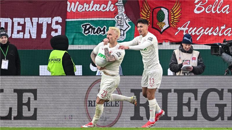 Augsburg schlägt Wolfsburg und rückt näher an Europacup ran Augsburg Philip Tietz jubelt nach seinem Tor.