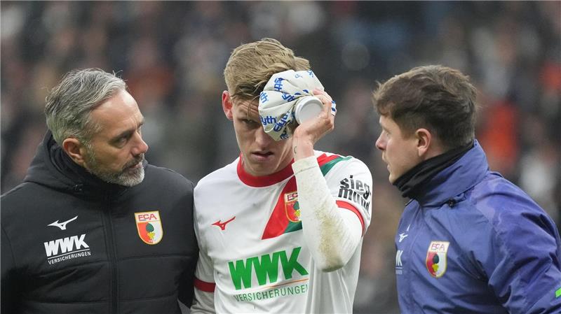 Augsburger Trainer-Suche? Das sagt Interimscoach Baum Augsburg-Profi Kade (M) muss wohl verletzt pausieren.