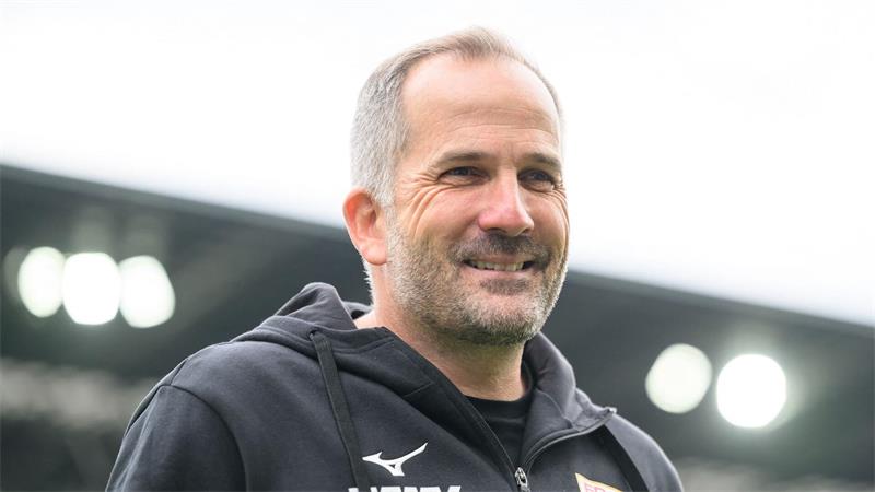 Augsburg-Trainer Manuel Baum hat derzeit gut lachen. (Archivbild)