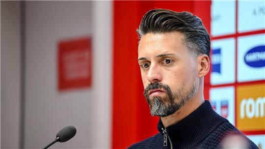 Augsburg-Trainer Sandro Wagner muss die erste Krise seiner noch jungen Bundesliga-Karriere meistern. (Archivfoto)