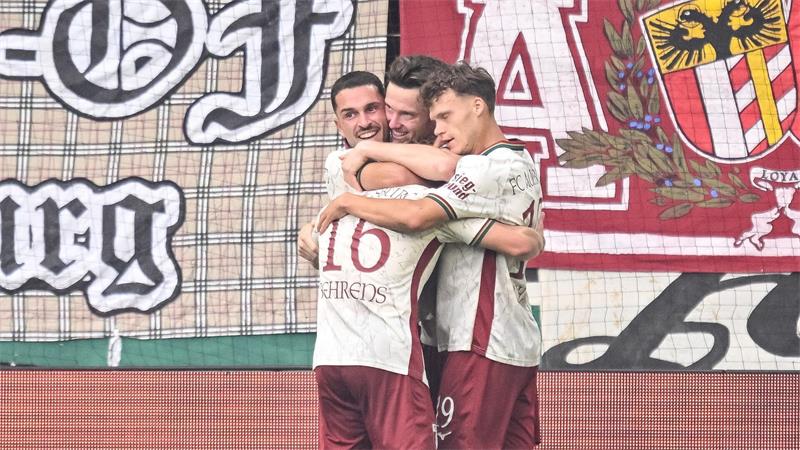 Augsburg jubelt nach dem ersten Gregoritsch-Treffer gegen Leverkusen.