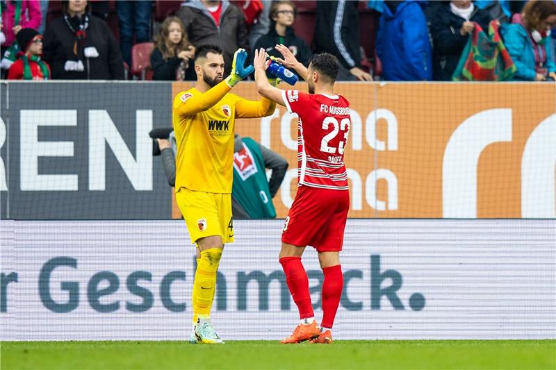 833 Tage Wartezeit: Koubek grübelt über Zukunft Augsburgs Torwart Tomas Koubek (l) und Augsburgs Maximilian Bauer (r) nach dem Spiel.