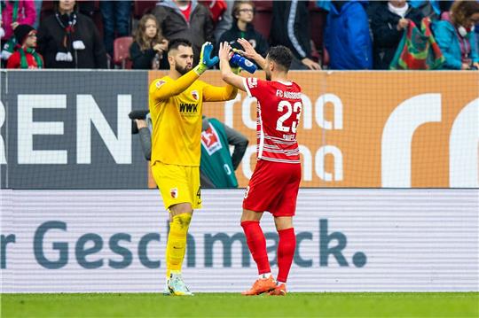 Augsburgs Torwart Tomas Koubek (l) und Augsburgs Maximilian Bauer (r) nach dem Spiel.