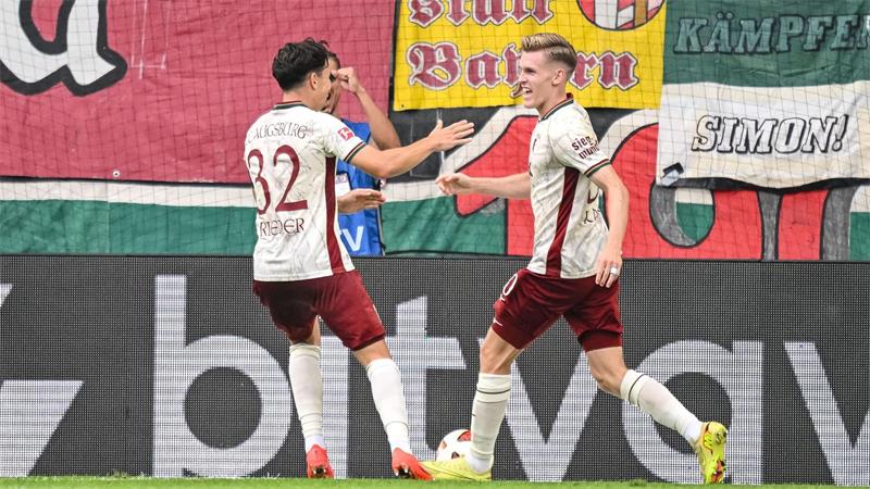 Augsburgs bester Mann gegen Schalke: Matchwinner Kade (r.)