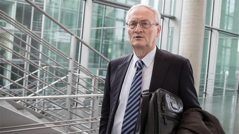 Ex-BND-Präsident Hanning wegen Spionageverdachts in U-Haft August Hanning, Ex-Präsident des Bundesnachrichtendienstes, sitzt wegen Spionagevorwürfen in Untersuchungshaft.