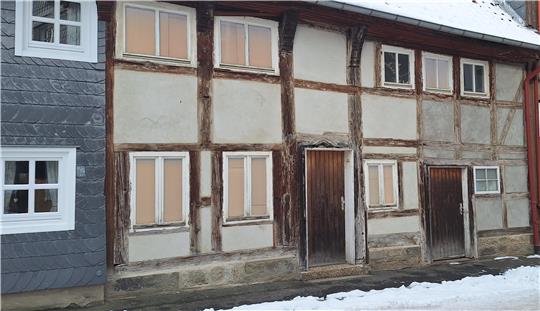Auguste Müller wohnt gemeinsam mit ihrem Mann, dem Hüttenarbeiter Karl August Müller, im kleinen Fachwerkhaus im Worthsatenwinkel 1. Die Aufnahme stammt aus dem Jahr 2023.
