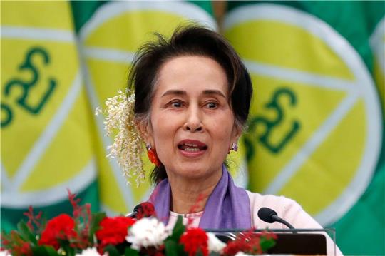 Aung San Suu Kyi, damalige demokratisch gewählte De-facto-Regierungschefin, wird von der Militärjunta in Myanmar teilweise begnadigt.