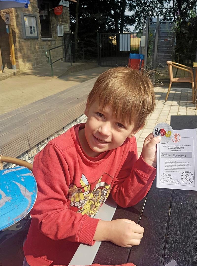 Dorfmoderation und Lions Club finanzieren Schwimmunterricht für Hahäuser Vorschulkinder Aurelian ist eines der Kinder, die stolz ihre Seepferdchen-Urkunde mit nach Hause nehmen. Foto: Privat
