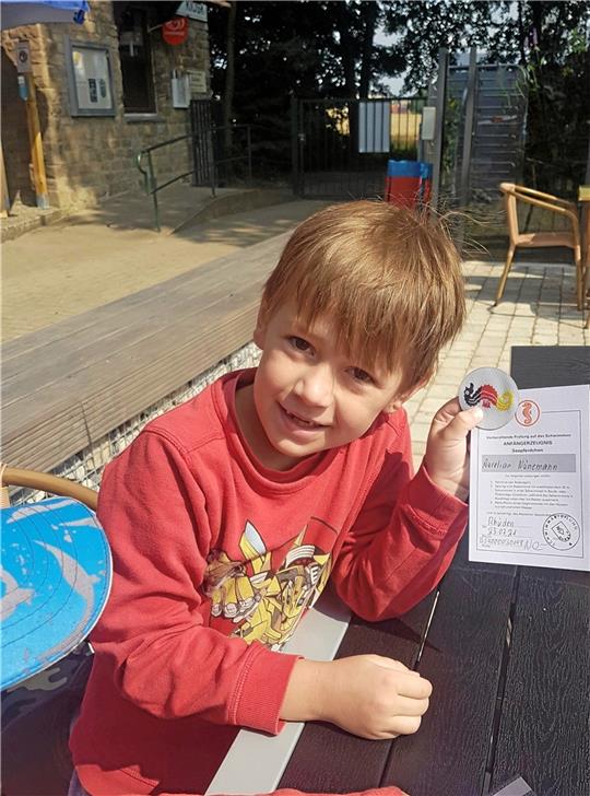 Aurelian ist eines der Kinder, die stolz ihre Seepferdchen-Urkunde mit nach Hause nehmen. Foto: Privat