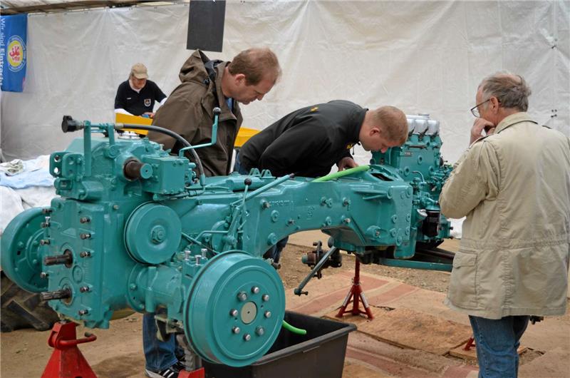 Aus Alt mach Neu: An einem zerlegten Traktor ist zu bestaunen, in welcher Kleinarbeit der Traktor-Club die Oldtimer restauriert.