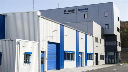 Industriegebäude mit weißen und blauen Fassadenteilen und den Logos von BASF und Chemetall am oberen Gebäudeteil