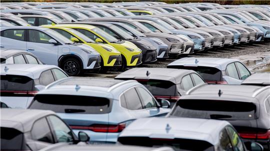 Aus China importierte Elektroautos in Wilhelmshaven. Der Druck der chinesischen Industrie auf ihre deutsche Konkurrenz wächst beständig. (Symbolbild)