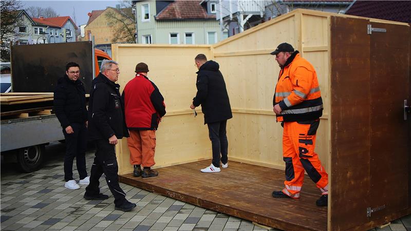 Neue Markthütten werden in Braunlage schon mal zur Probe aufgebaut Aus Fertigteilen werden die Holzhütten zusammengesetzt.