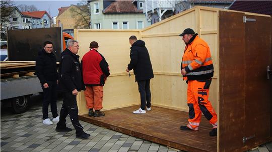 Aus Fertigteilen werden die Holzhütten zusammengesetzt.