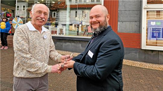 Aus Grosse wird Thalia: Der neue Buchhandlungschef Oliver Rosenland (r.) erhält symbolisch den historischen Ladenschlüssel von Stefan Grosse. Foto: Knoke