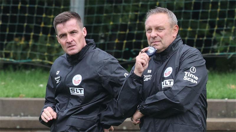 Aus Hannover hat Rostocks Breitenreiter Timo Struckmeier (l) als Assistent mitgebracht. 
