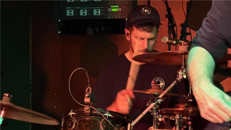 Unterwegs von Kneipe zu Kneipe, um tolle Live-Musik zu erleben Aus Hannover kommt die Band „ollie_smalls“, die im „Drink'a'Bell“ mit Rockmusik das Publikum begeistert.