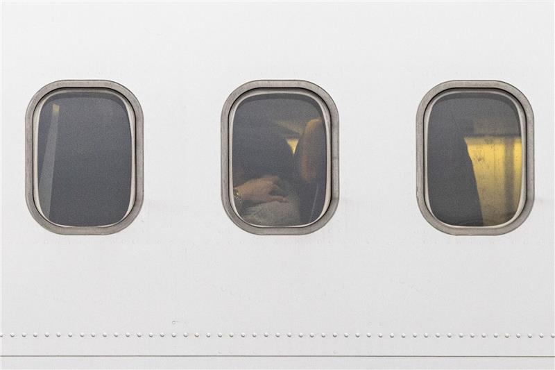 AA: 2800 Deutsche bei Israel-Ausreise unterstützt Aus Israel kommende Passagiere warten in einer Lufthansa-Maschine am Flughafen Frankfurt/Main auf den Ausstieg.