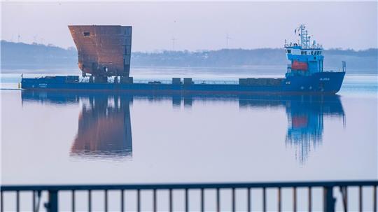 Aus Litauen kam ein großer Block des künftigen Fischereiforschungsschiffes „Walther Herwig“ nach Stralsund.