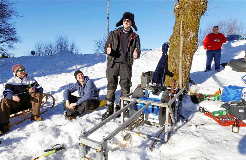 Aus Motorradteilen, einer Seiltrommel und einem selbst geschweißten Rahmen bauten sich einige Maschinenbau-Studenten einen „Skilift“. Foto: Hörseljau