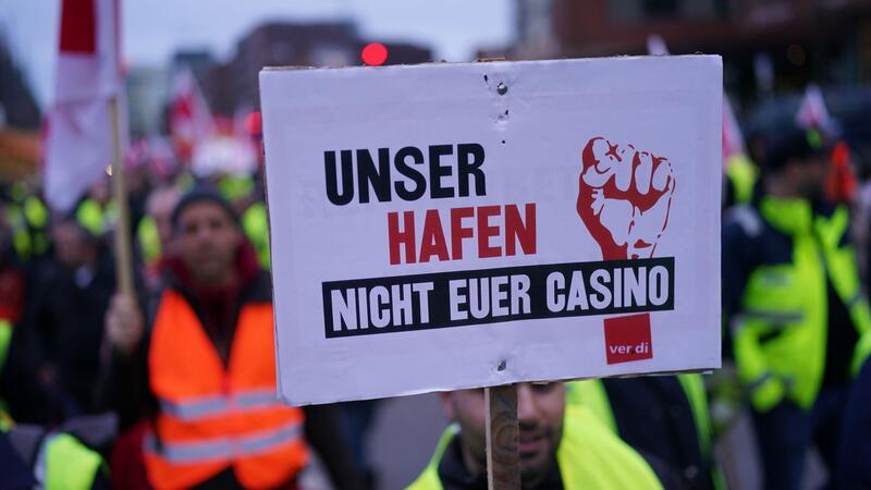 Aus Protest gegen den Einstieg von MSC bei der HHLA sind Hafenarbeiter sogar bereits in einen wilden Streik getreten.