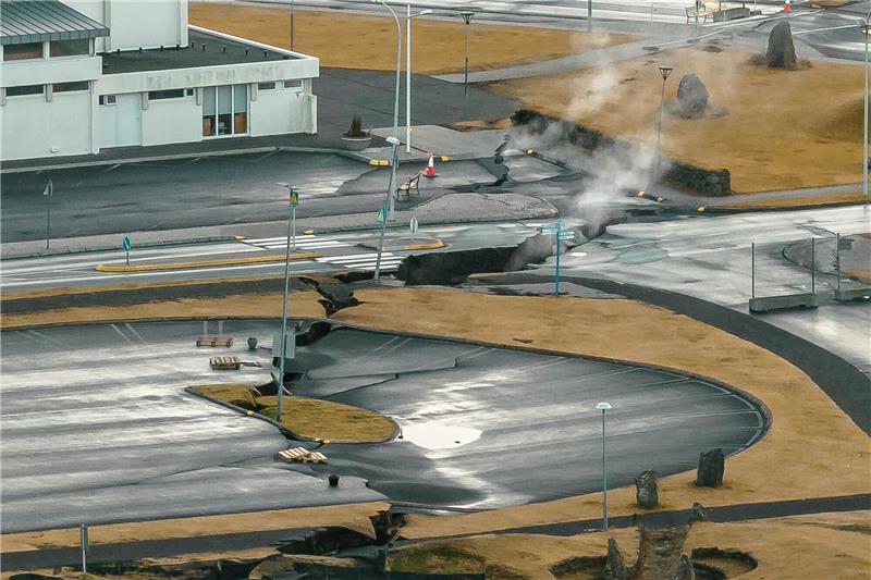 Vulkangefahr auf Island: Stadt Grindavík evakuiert Aus Rissen im Boden in der isländsichen Stadt Grindavik steigt Rauch auf (Luftaufnahme mit Drohne).