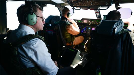 Aus Sicherheitsgründen reiste der Minister nicht wie sonst üblich mit einem Airbus der Flugbereitschaft der Bundeswehr an, sondern mit einem Militär-Transportflugzeug der Bundeswehr.