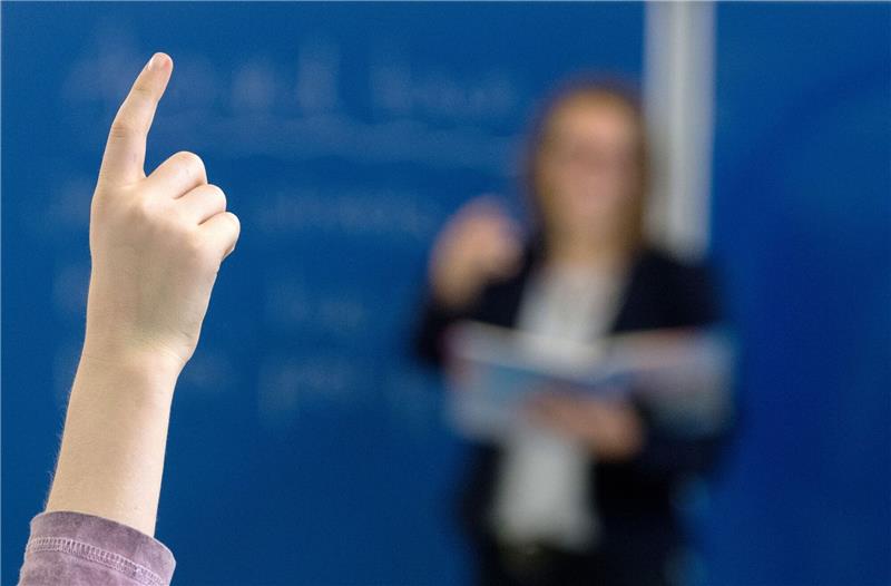 Aus Sicht des Deutschen Lehrerverbands haben Versäumnisse der Bildungspolitik in den vergangenen zehn bis fünfzehn Jahren zum Lehrkräftemangel geführt.