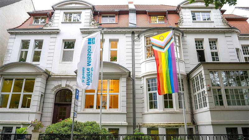 AfD-Kandidatin verliert Job – Was sagt ein Arbeitsrechtler? Aus Sicht des Vereins für Innere Mission in Bremen steht eine aktive Kandidatur für die AfD in einem schwerwiegenden Spannungsverhältnis zu den Grundwerten und dem Auftrag von Kirche und Diakonie.