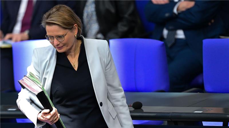 Aus Sicht von Bundesjustizministerin Stefanie Hubig (SPD) spricht viel dafür, das Schwarzfahren als Ordnungswidrigkeit zu behandeln. (Archivfoto)