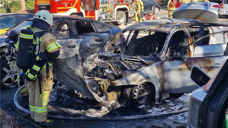 Geparktes Auto geht in Flammen auf Aus bisher ungeklärter Ursache geriet das geparkte Auto in Brand.