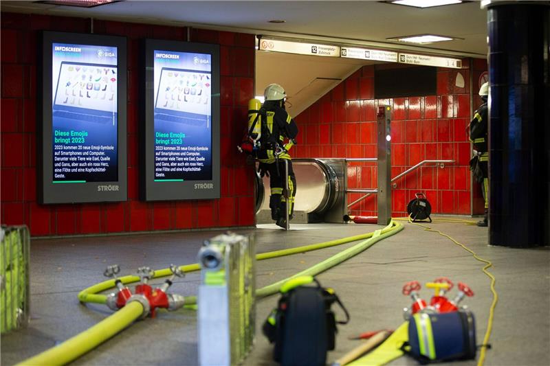Aus bisher unklaren Gründen war Feuer mit starker Rauchentwicklung ausgebrochen, bei dem einige Menschen verletzt wurden. Der Verkehr auf einigen U-Bahnlinien musste zeitweise eingestellt werden.