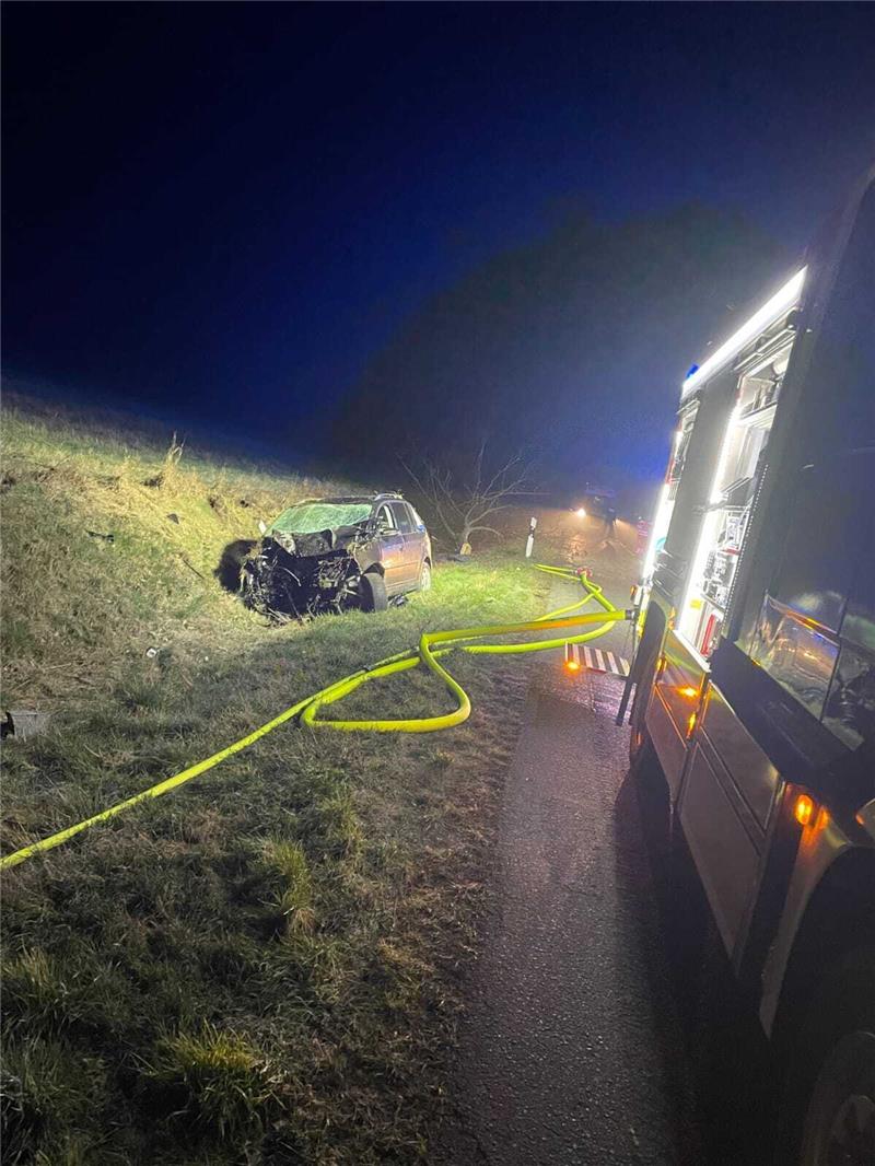 Aus bislang ungeklärter Ursache kam der Mann mit seinem Auto von der Fahrbahn ab und kollidierte mit einem Baum. Foto: Freiwillige Feuerwehr Hornburg