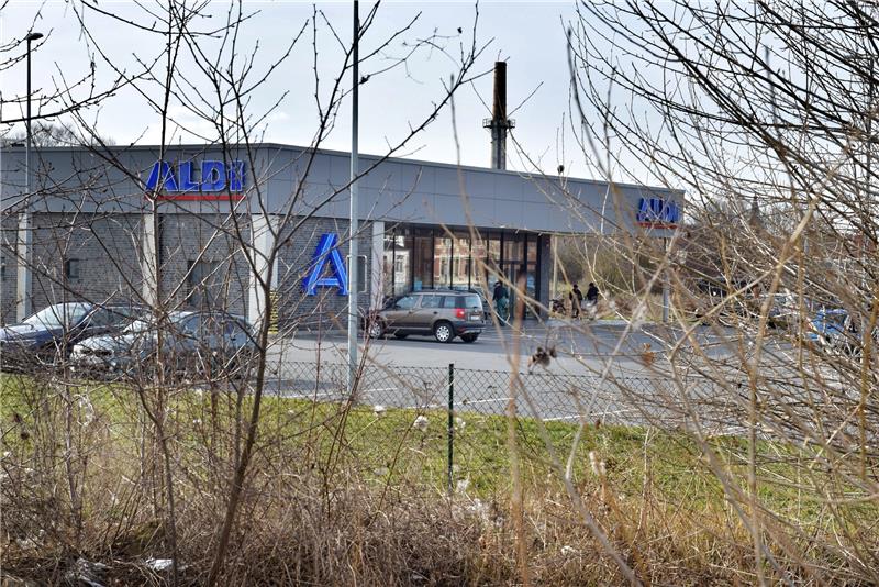 Zeugen verfolgen Zigaretten-Diebe, einer von ihnen verliert sein Handy Aus dem Aldi-Markt in Osterwieck stehlen Unbekannte Zigaretten im Wert von 5300 Euro aus dem Lagerraum. Zwei couragierte Zeugen verfolgen die Diebe. Foto: Neumann