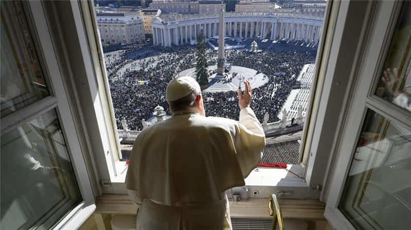 Aus dem Apostolischen Palast hat der Papst einen guten Blick auf den Weihnachtsbaum. (Archivbild)