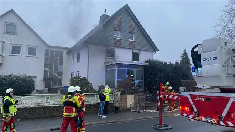 Zimmer in Langelsheimer Wohnhaus steht in Brand Aus dem Fenster eines Wohnhauses steigt Rauch.
