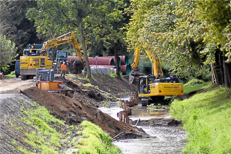 Aus dem Flussbett befördert der Bagger den Aushub an die Böschung. Von dort verlädt sie ein zweiter Bagger zum Abtransport. Foto: Gereke